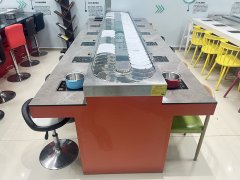 旋转火锅设备可以安装在已经有装修的店